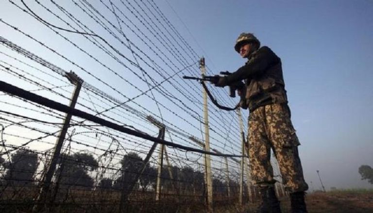 جندي هندي قرب خط المراقبة على الحدود بين الهند وباكستان