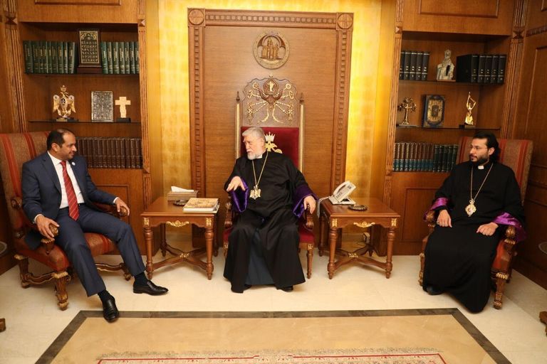 سفير الإمارات لدى بيروت مع بطريرك الأرمن الأرثوذكس في لبنان