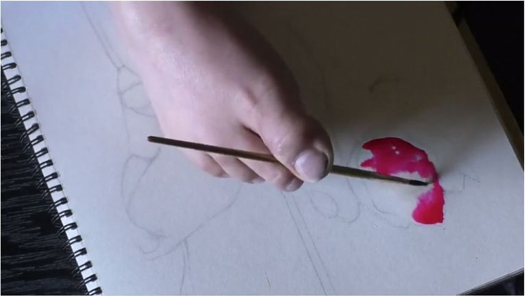 فنانة سورية شابة ترسم بقدميها وتقهر المستحيل