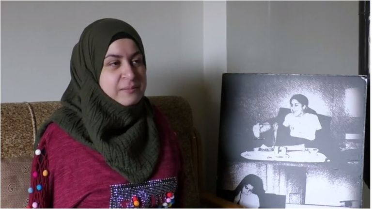 فنانة سورية شابة ترسم بقدميها وتقهر المستحيل