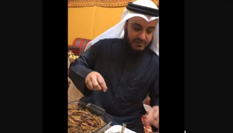 القارئ مشاري بن راشد يكشف الوجه الآخر للجراد