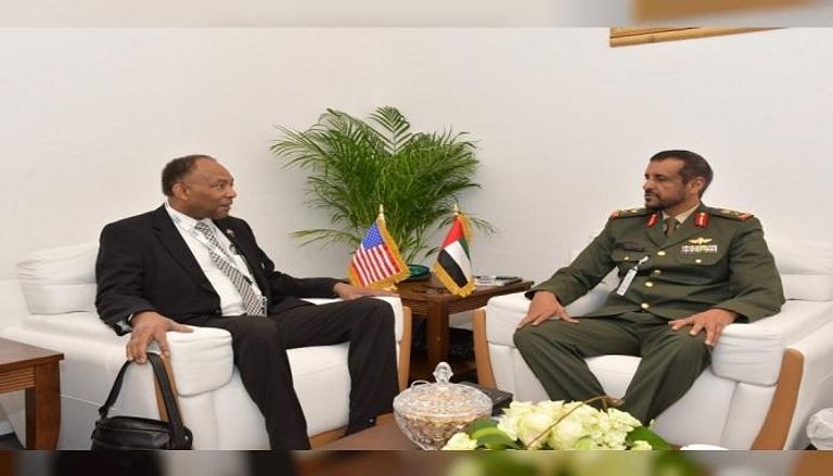 لقاء قائد القوات البرية الإماراتي ومدير وكالة التعاون الأمني الأمريكي
