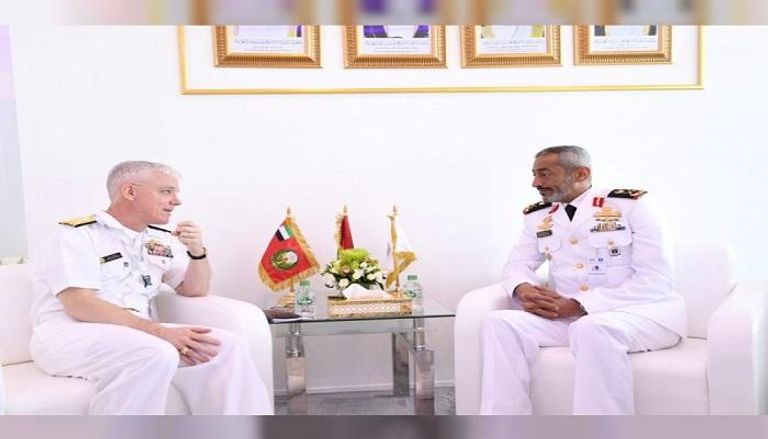 قائد القوات البحرية الإماراتية يلتقي ضيوف "أيدكس"