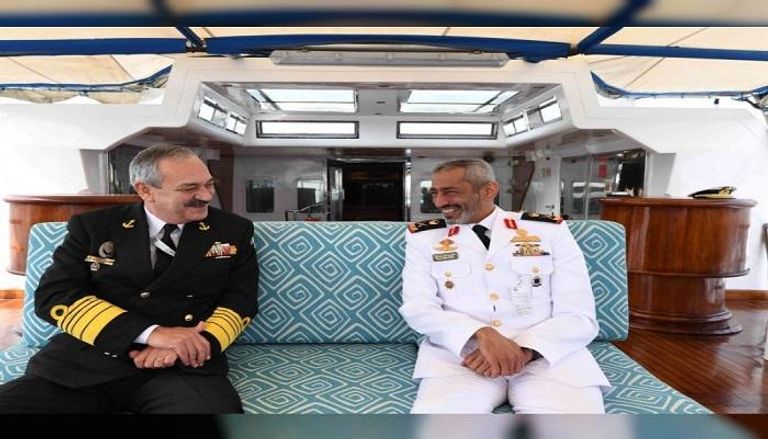 قائد القوات البحرية الإماراتية يلتقي ضيوف 