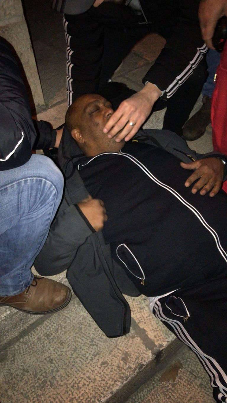 المصلون في المسجد الأقصى قبل اقتحام الشرطة الإسرائيلية