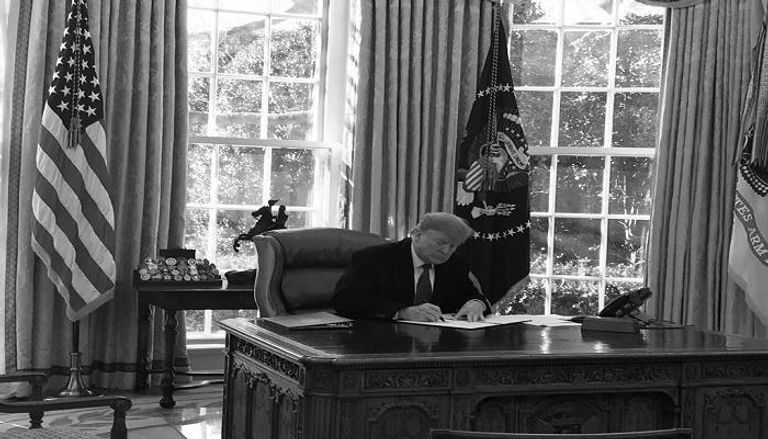 صورة نشرها البيت الأبيض لتوقيع ترامب على إعلان حالة الطوارئ