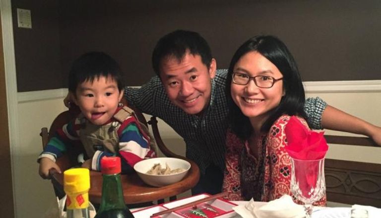 شيوي وانغ وسط زوجته وطفلته - أرشيفية