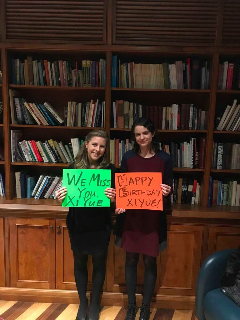 تضامن طلابي مع الباحث المعتقل في إيران شيوي وانغ وسط زوجته وطفلته - أرشيفية