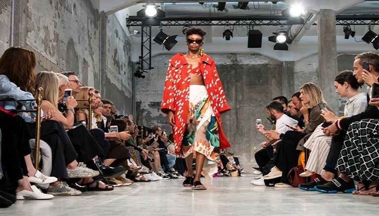 عارضات يرتدين مجموعة فيرساتشي في أسبوع ميلان للموضة 2019 (أرشيفية)