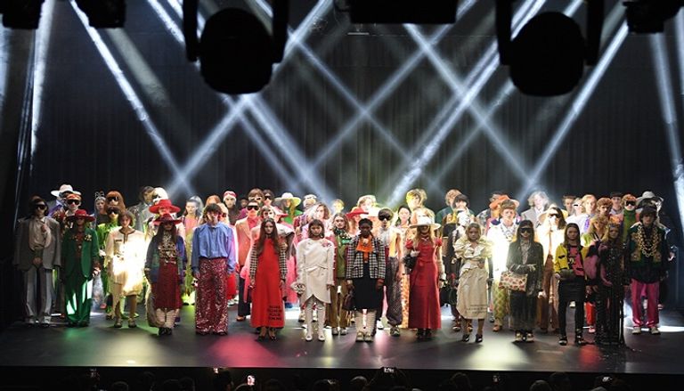 عارضات يرتدين مجموعة فيرساتشي في أسبوع ميلان للموضة 2019 (أرشيفية)