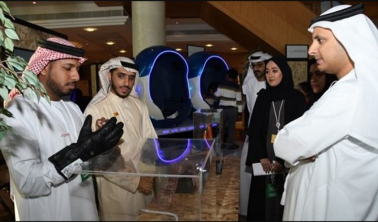 روبوت "المهام الصعبة" بأيدي طلاب مدرسة "الأمل للصم" في الشارقة