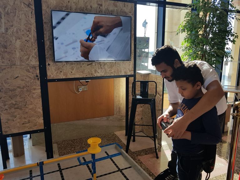 روبوت "المهام الصعبة" بأيدي طلاب مدرسة "الأمل للصم" في الشارقة