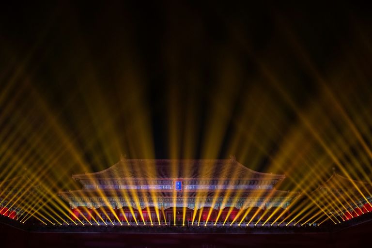 الأنوار تضيء سماء المدينة المحرمة في بكين