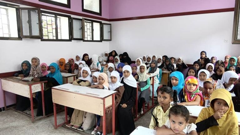 الهلال الأحمر الإماراتي يفتتح مدرسة في اليمن