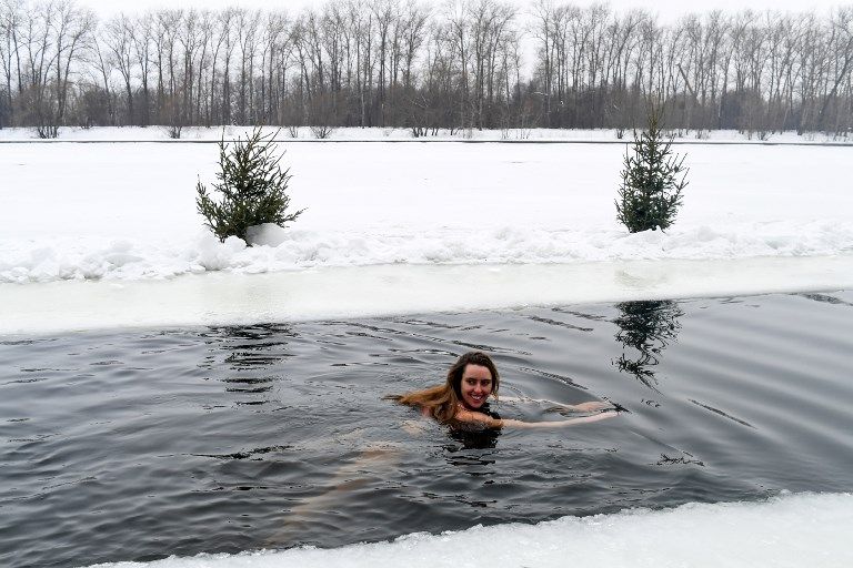 Swimming in cold water. Купаются ли в норвежском море. Замороженная девушка. Умывание ледяной водой и льдом. Девушка в холодной воде.