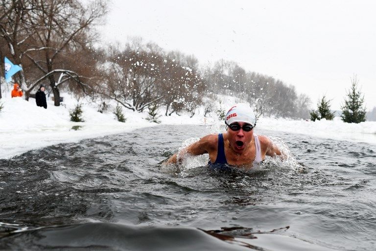 روسيات ينشدن الصحة والشباب الدائم عبر النزول في المياه الجليدية