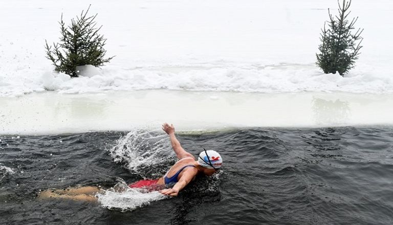 روسيات ينشدن الصحة والشباب الدائم عبر النزول في المياه الجليدية