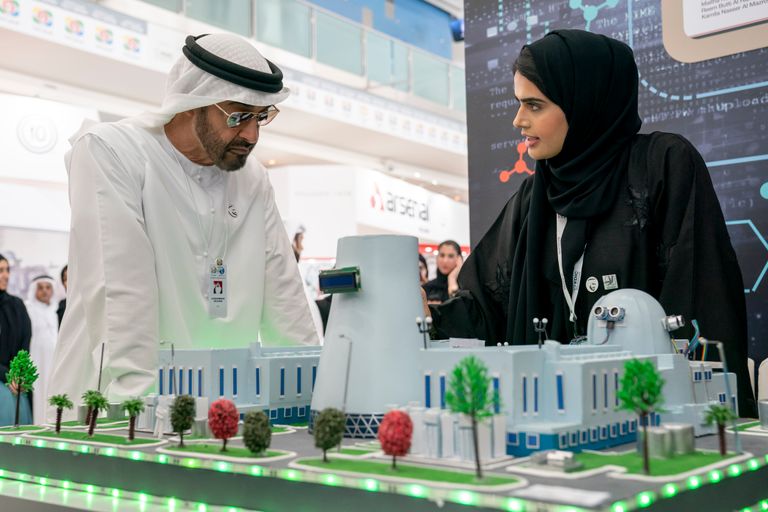 الشيخ محمد بن زايد آل نهيان خلال زيارته معرض 