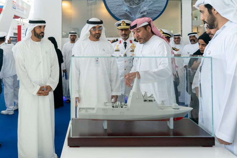 الشيخ محمد بن زايد آل نهيان خلال زيارته معرض 