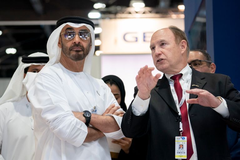 الشيخ محمد بن زايد آل نهيان خلال زيارته معرض 