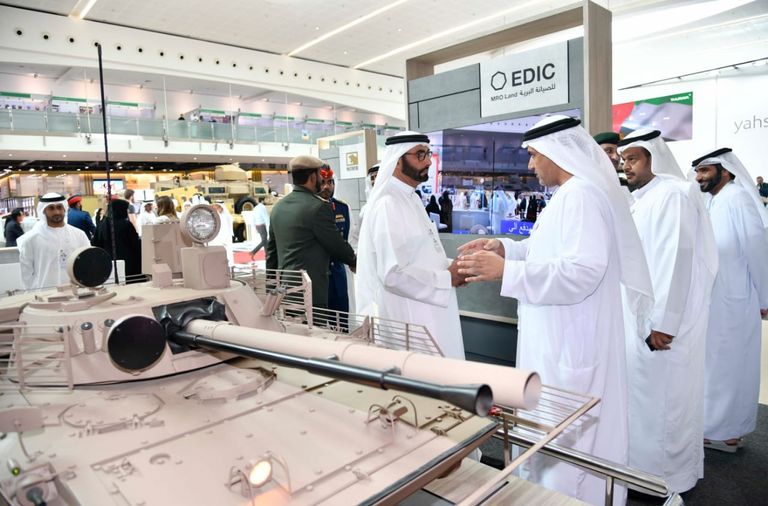 وزير الدولة لشؤون الدفاع بالإمارات يزور