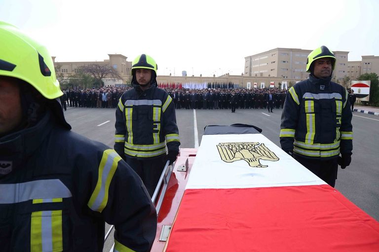 صلاة الجنازة على أحد شهداء التفجير الإرهابي بالدرب الأحمر في القاهرة