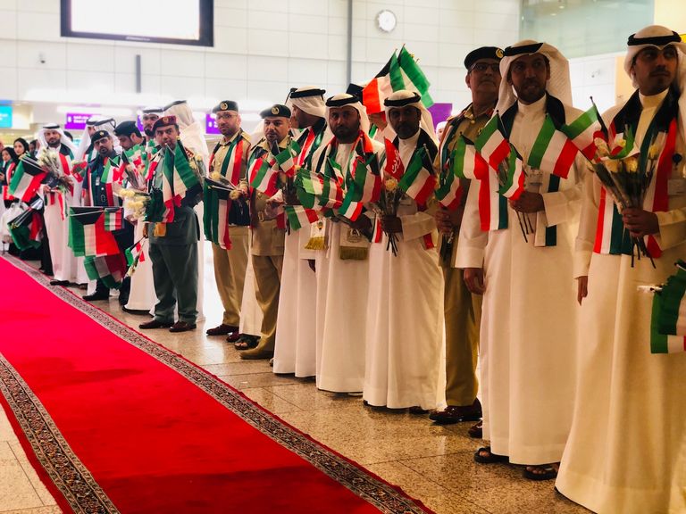 مشاعر الفرح ترتسم على وجوه الكويتيين في مطار دبي