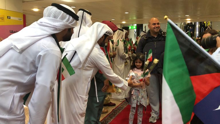 مشاعر الفرح ترتسم على وجوه الكويتيين في مطار دبي
