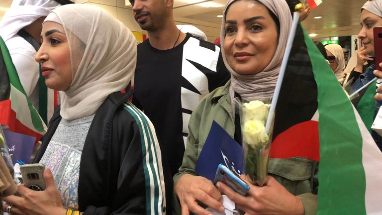 مشاعر الفرح ترتسم على وجوه الكويتيين في مطار دبي
