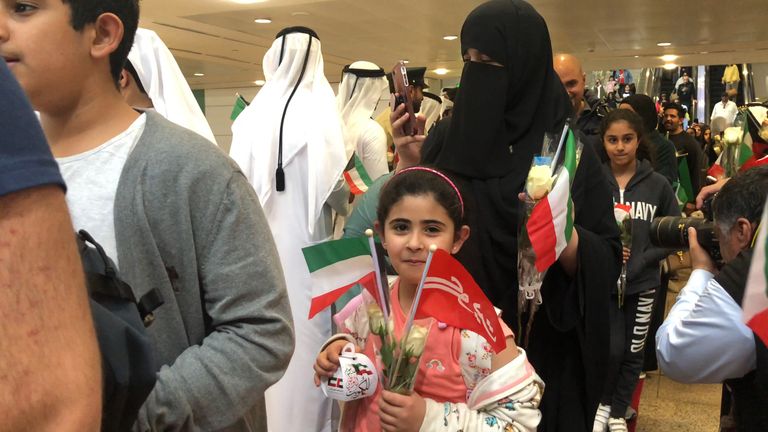مشاعر الفرح ترتسم على وجوه الكويتيين في مطار دبي
