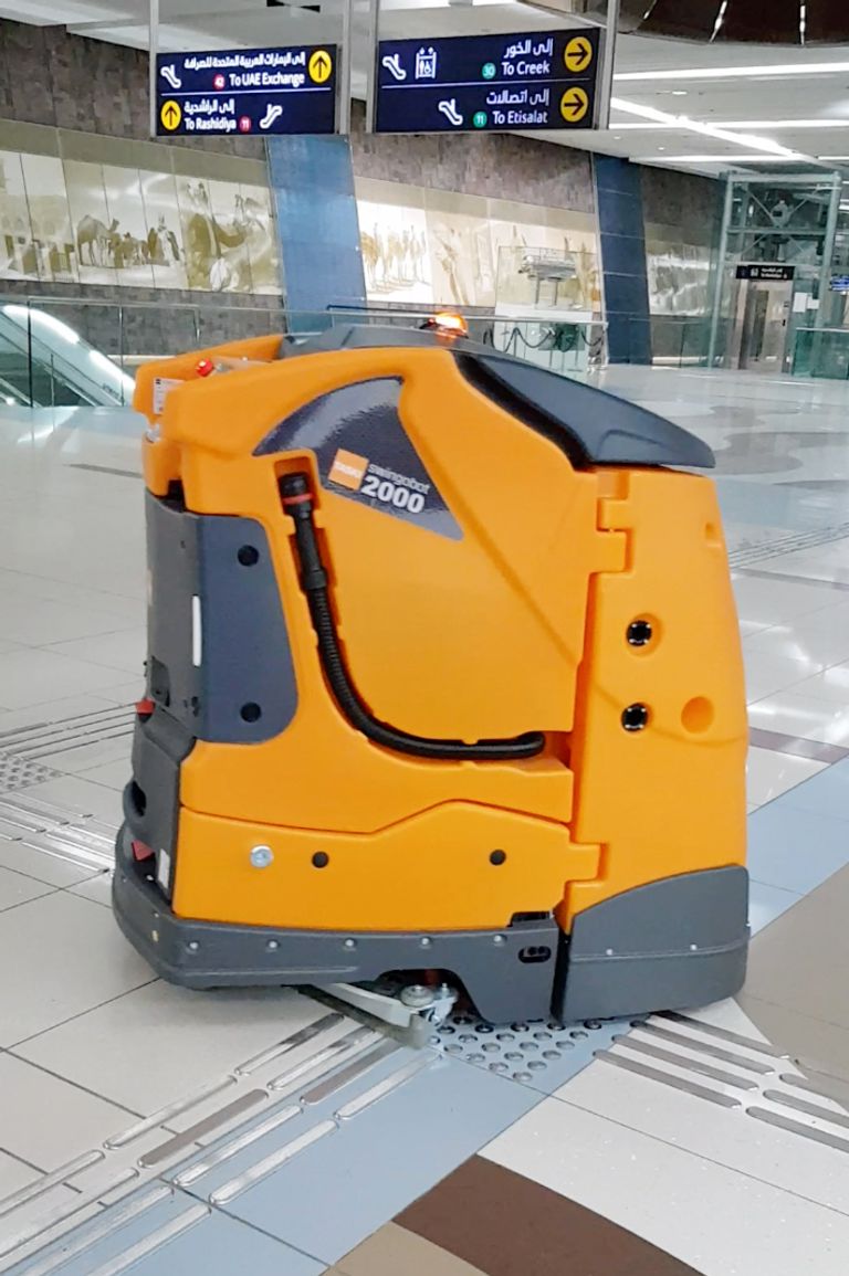 أول "روبوت عامل نظافة" تطلقه "مواصلات دبي"