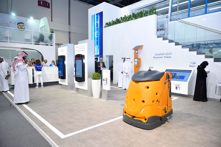 أول "روبوت عامل نظافة" تطلقه "مواصلات دبي"
