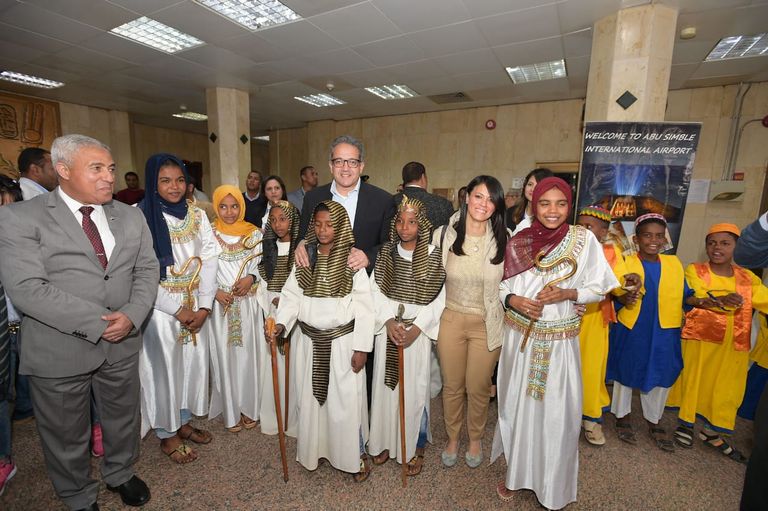 الوفد الأفريقي مع وزيري السياحة والآثار المصريين