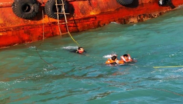 شرطة دبي تنقذ 14 بحاراً بعد اصطدام سفينتهم بكاسر الأمواج
