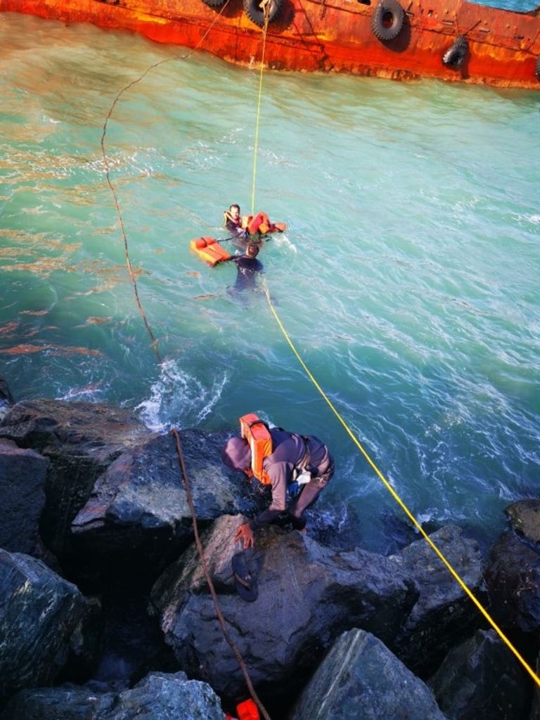 شرطة دبي تنقذ 14 بحاراً بعد اصطدام سفينتهم بكاسر الأمواج