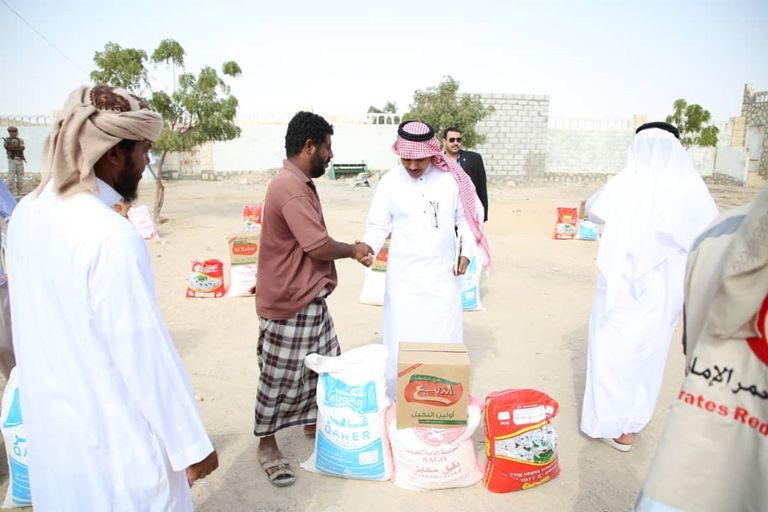 "الهلال" يقدم مساعدات غذائية جديدة لأهالي زغفة بحضرموت