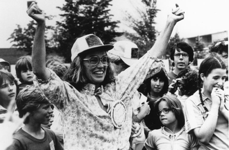 يونيس كينيدي وإحدى بطلات الأولمبياد الخاص - أرشيفية