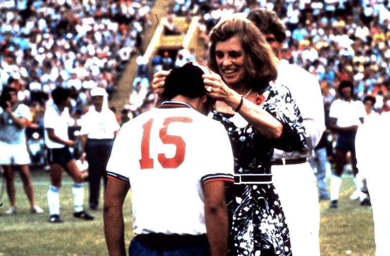 يونيس كينيدي وإحدى بطلات الأولمبياد الخاص - أرشيفية