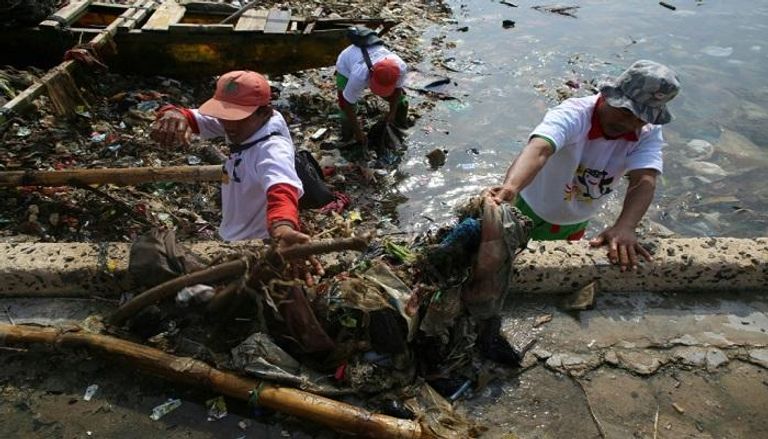 إزالة 30 طناً من النفايات خلال حملة تنظيف لشاطئ إندونيسي