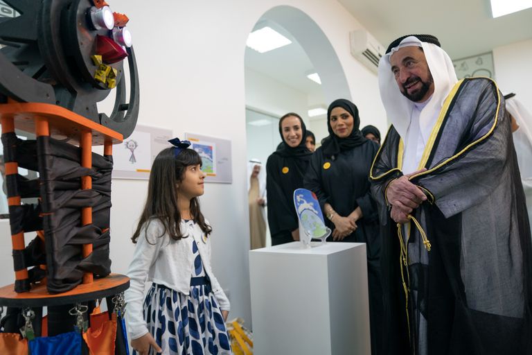 سلطان القاسمي يزور بينالي الشارقة للأطفال