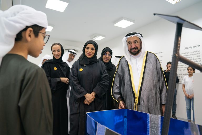 سلطان القاسمي يزور بينالي الشارقة للأطفال