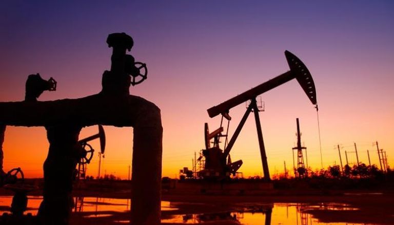 النفط يصعد 1% بدعم آمال محادثات التجارة
