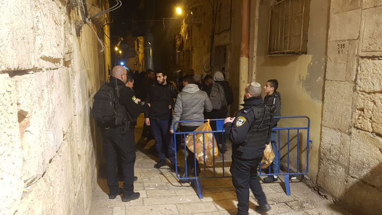 صلاة العشاء عند باب الرحمة