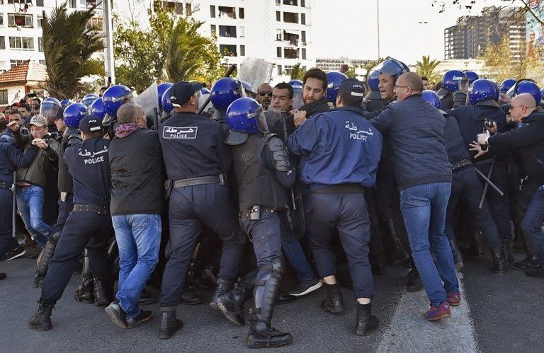 متظاهرون جزائريون ضد ترشح بوتفليقة لولاية خامسة صدامات بين الشرطة الجزائرية ومحتجين