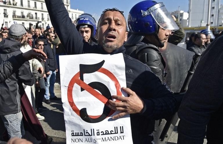 متظاهرون جزائريون ضد ترشح بوتفليقة لولاية خامسة صدامات بين الشرطة الجزائرية ومحتجين