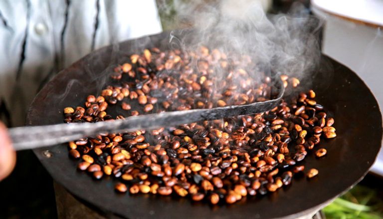 طقوس خاصة لتناول القهوة بإثيوبيا.. السر في التحميص