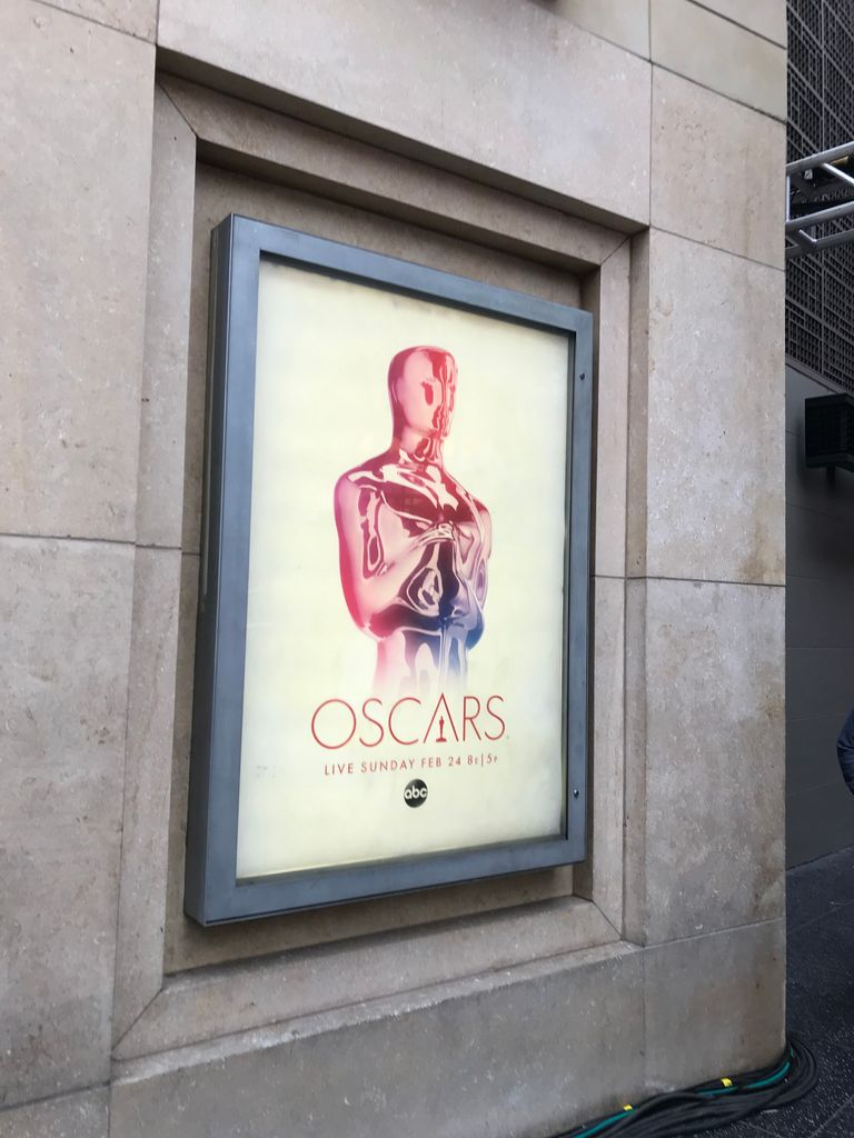 السياح يحرصون على التصوير أمام مسرح دولبي حيث توزع جوائز الأوسكار