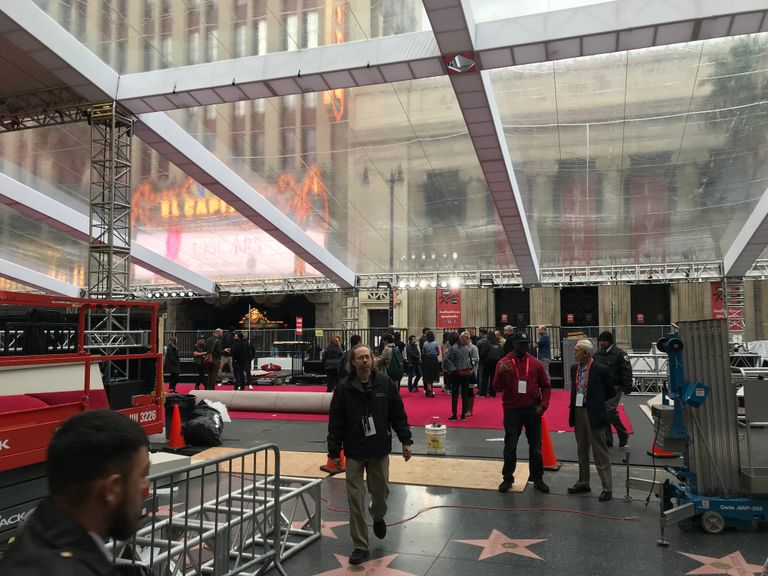 السياح يحرصون على التصوير أمام مسرح دولبي حيث توزع جوائز الأوسكار