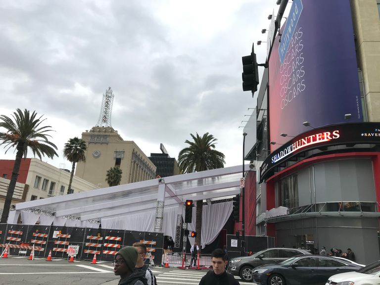 السياح يحرصون على التصوير أمام مسرح دولبي حيث توزع جوائز الأوسكار