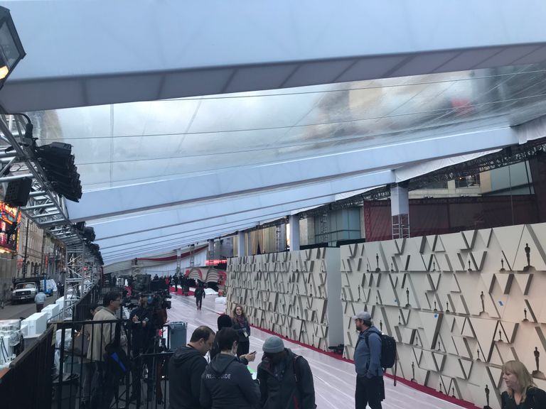 السياح يحرصون على التصوير أمام مسرح دولبي حيث توزع جوائز الأوسكار